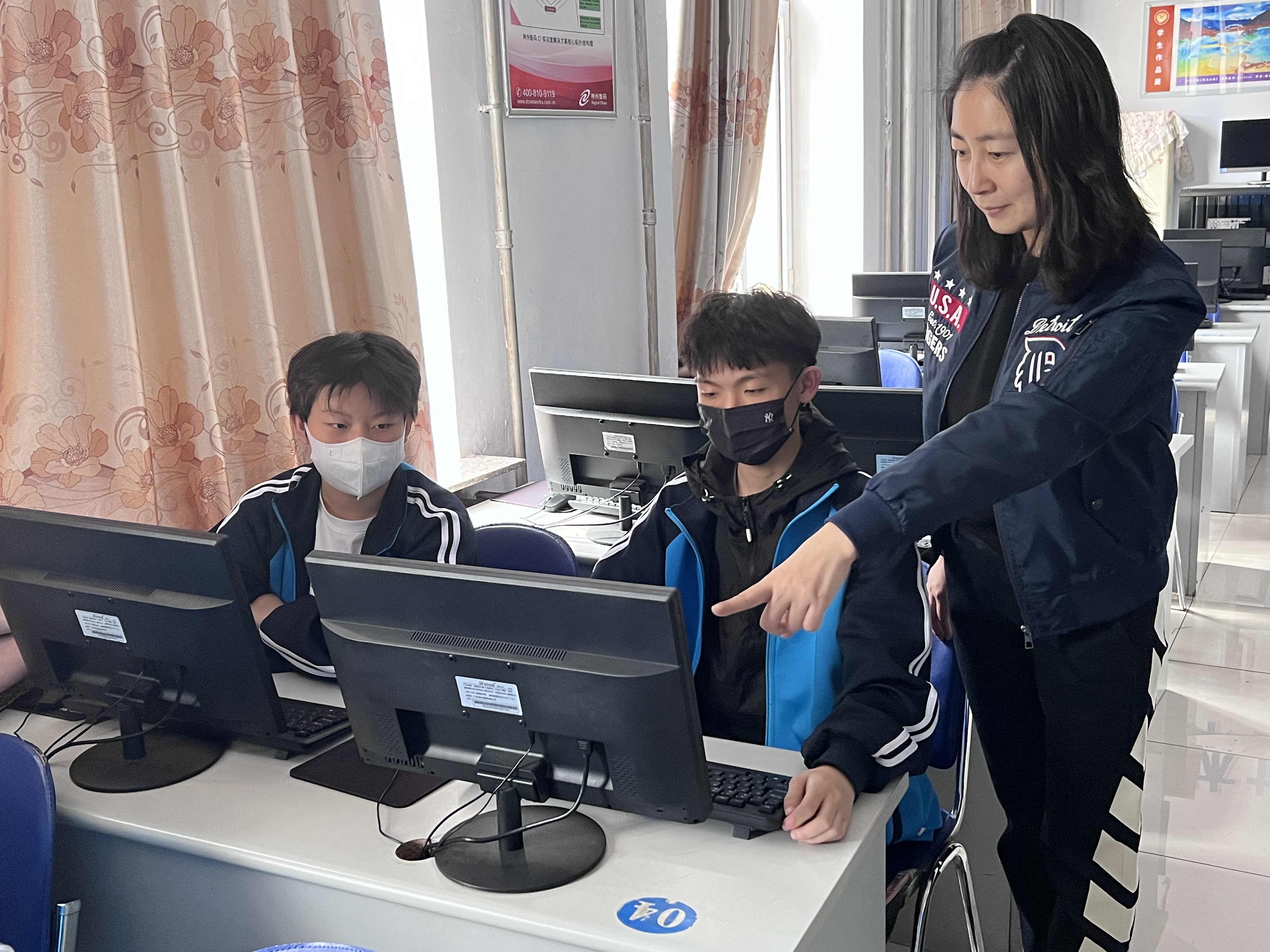 段志敏老师指导学生WPS 技能训练.jpg