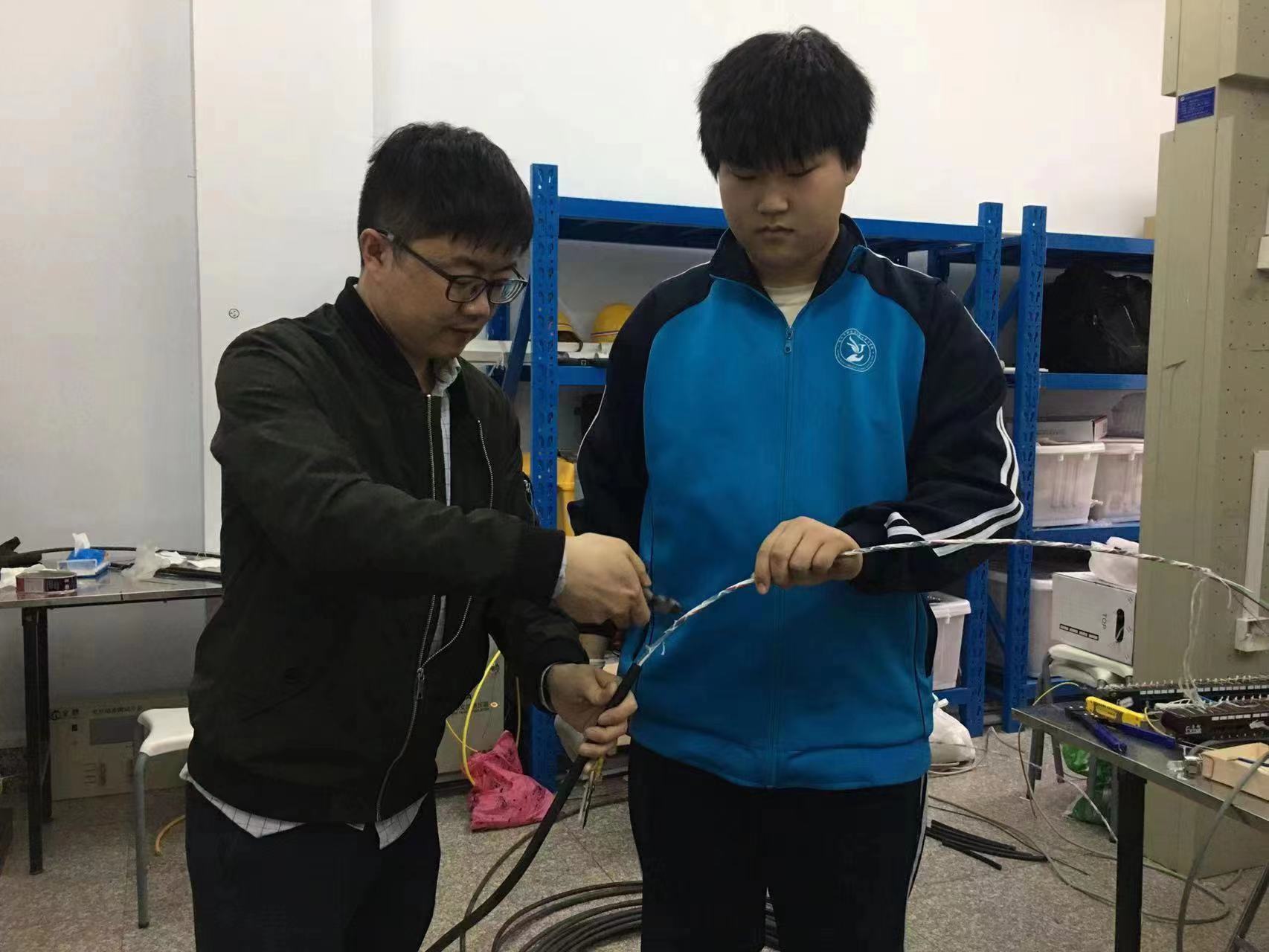张广俊老师指导学生综合布线技能训练.jpg