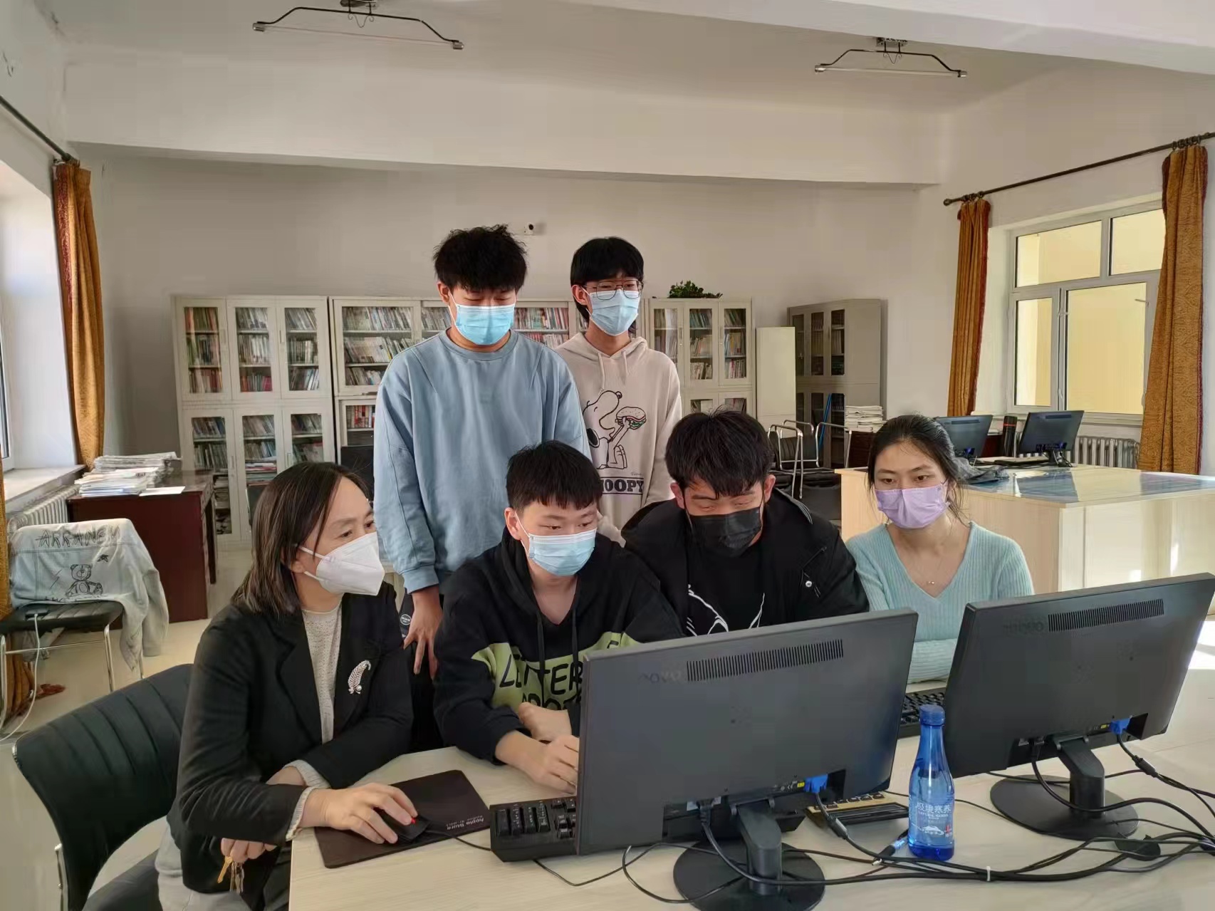 魏学宏、阎冰老师指导学生ERP沙盘技能训练.jpg