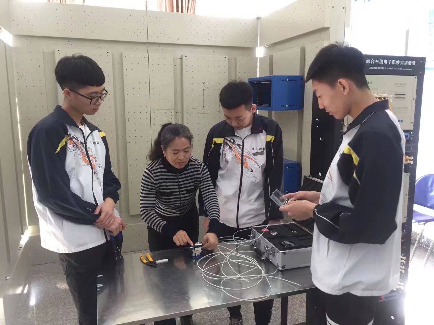 张全丽老师指导学生综合布线技能训练.jpg