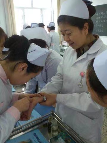 李晓东指导学生练技能.jpg