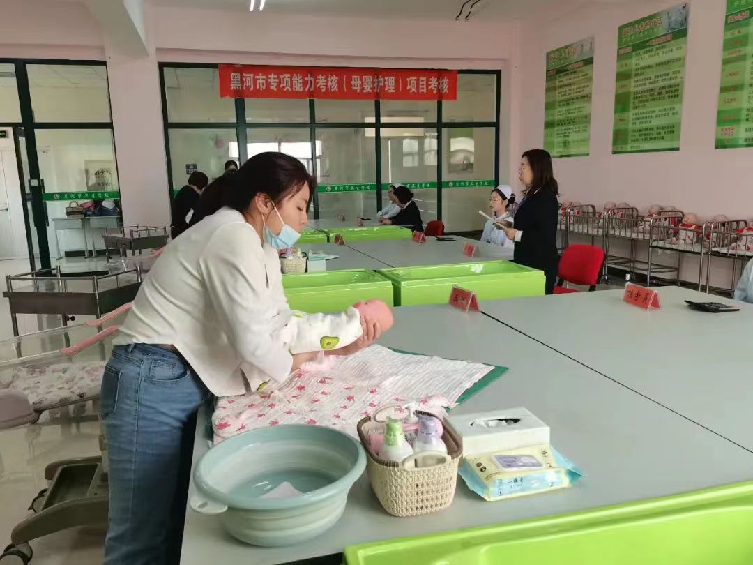 吴丽萍在为母婴护理专项能力鉴定的学员进行考核1.jpg