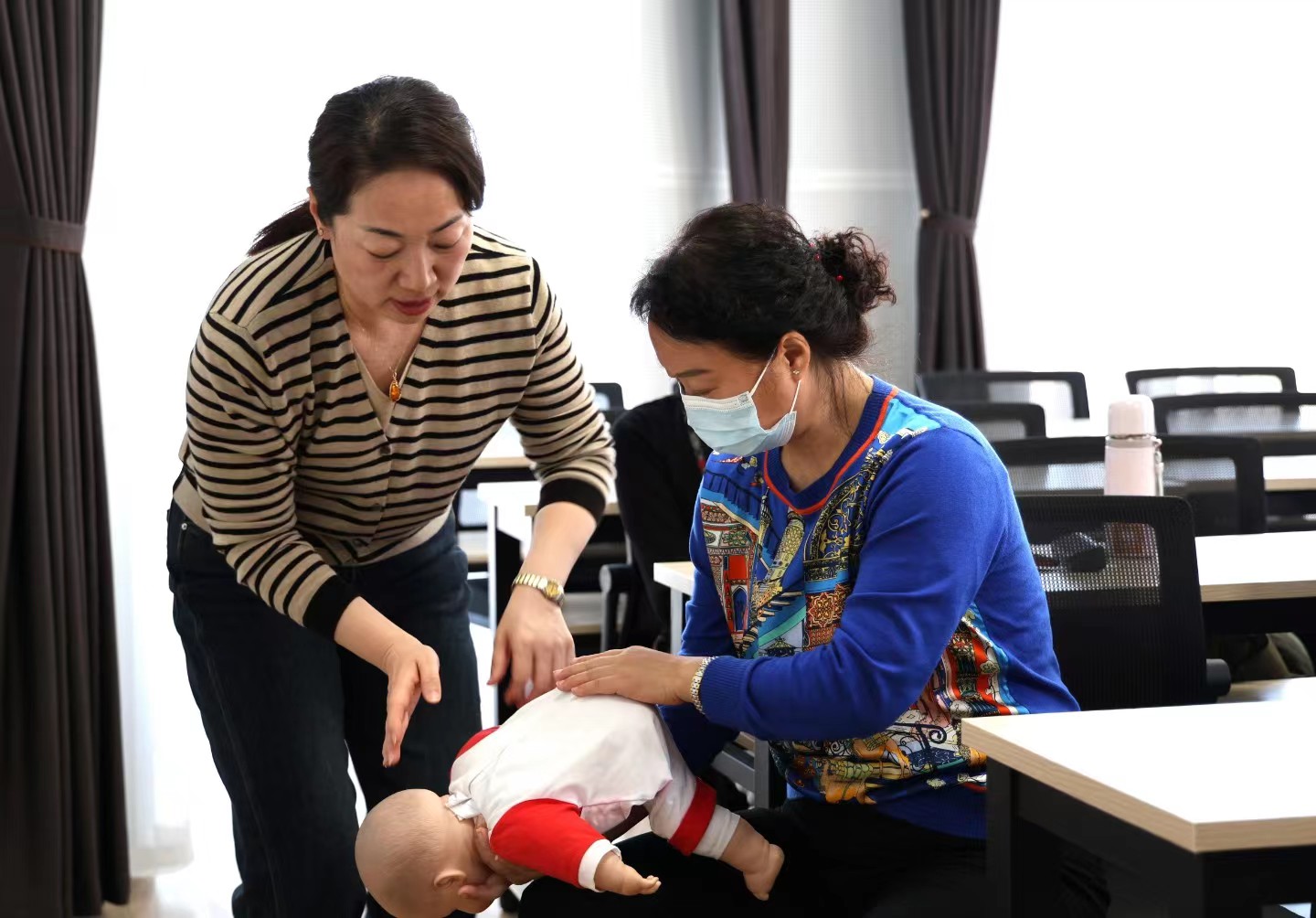 赵凤霞指导母婴护理学员练技能.jpg