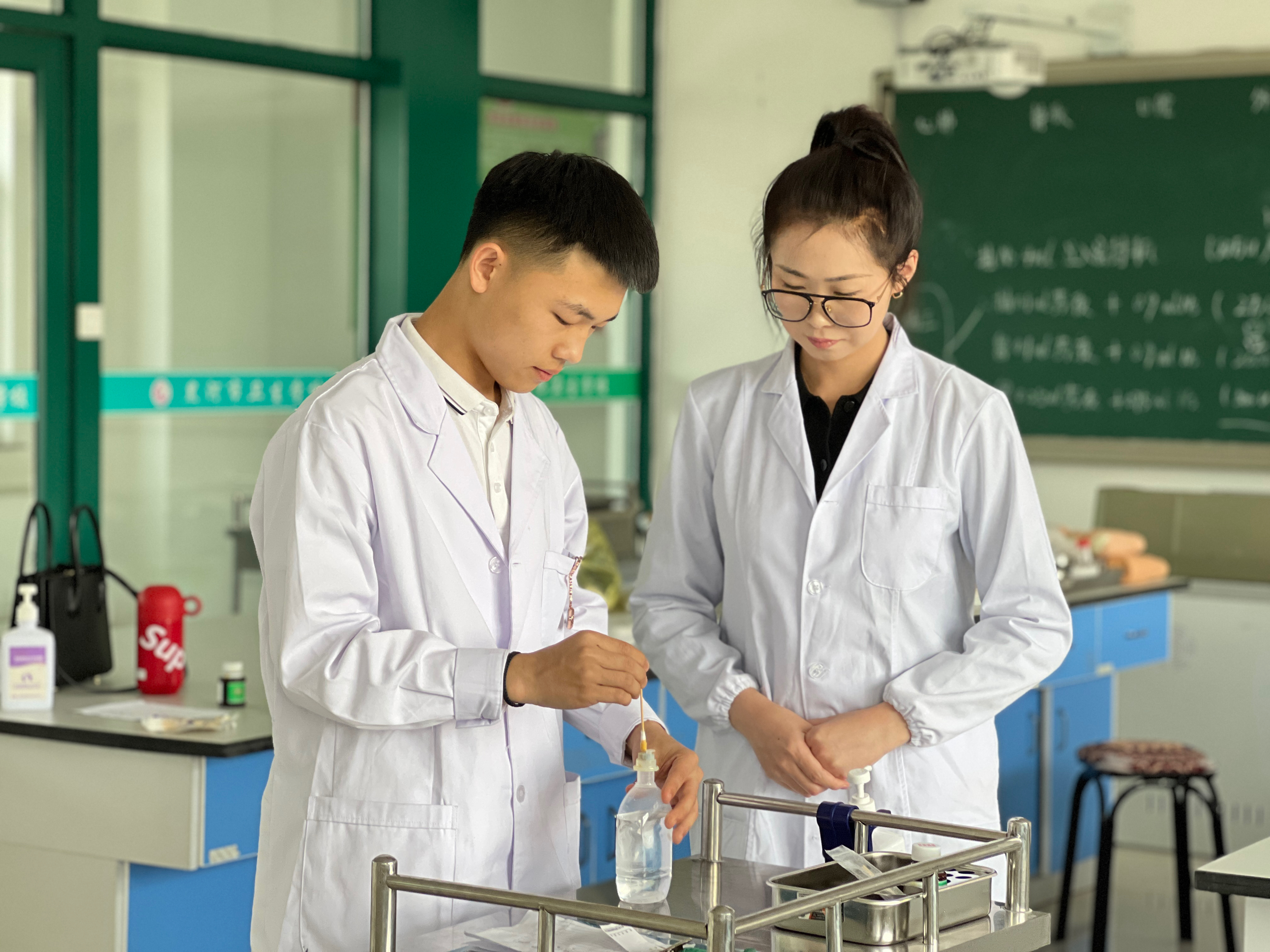 王坤指导学生练技能.jpg