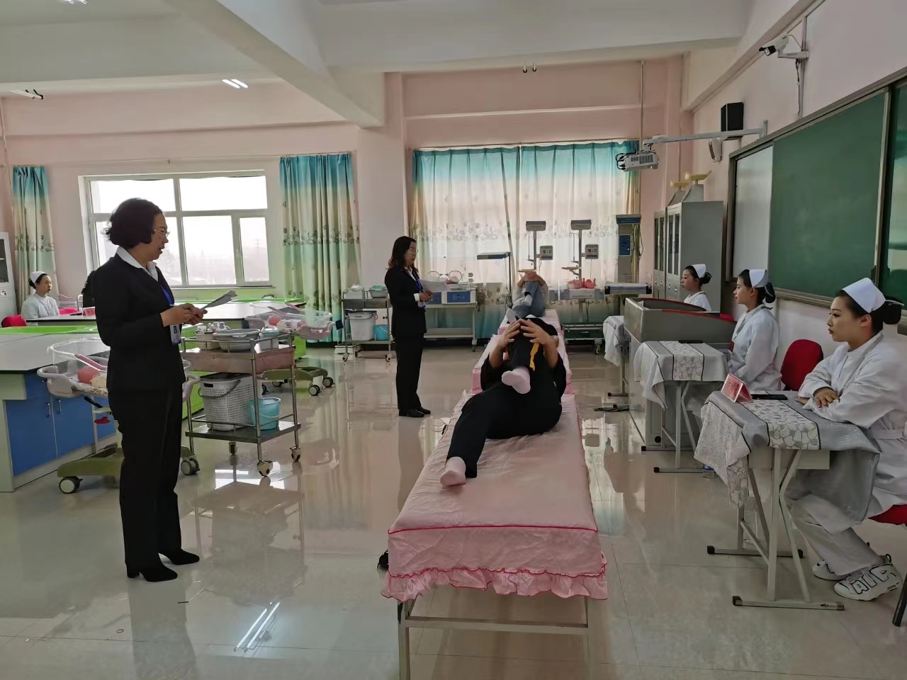 吴丽萍在为母婴护理专项能力鉴定的学员进行考核2.jpg