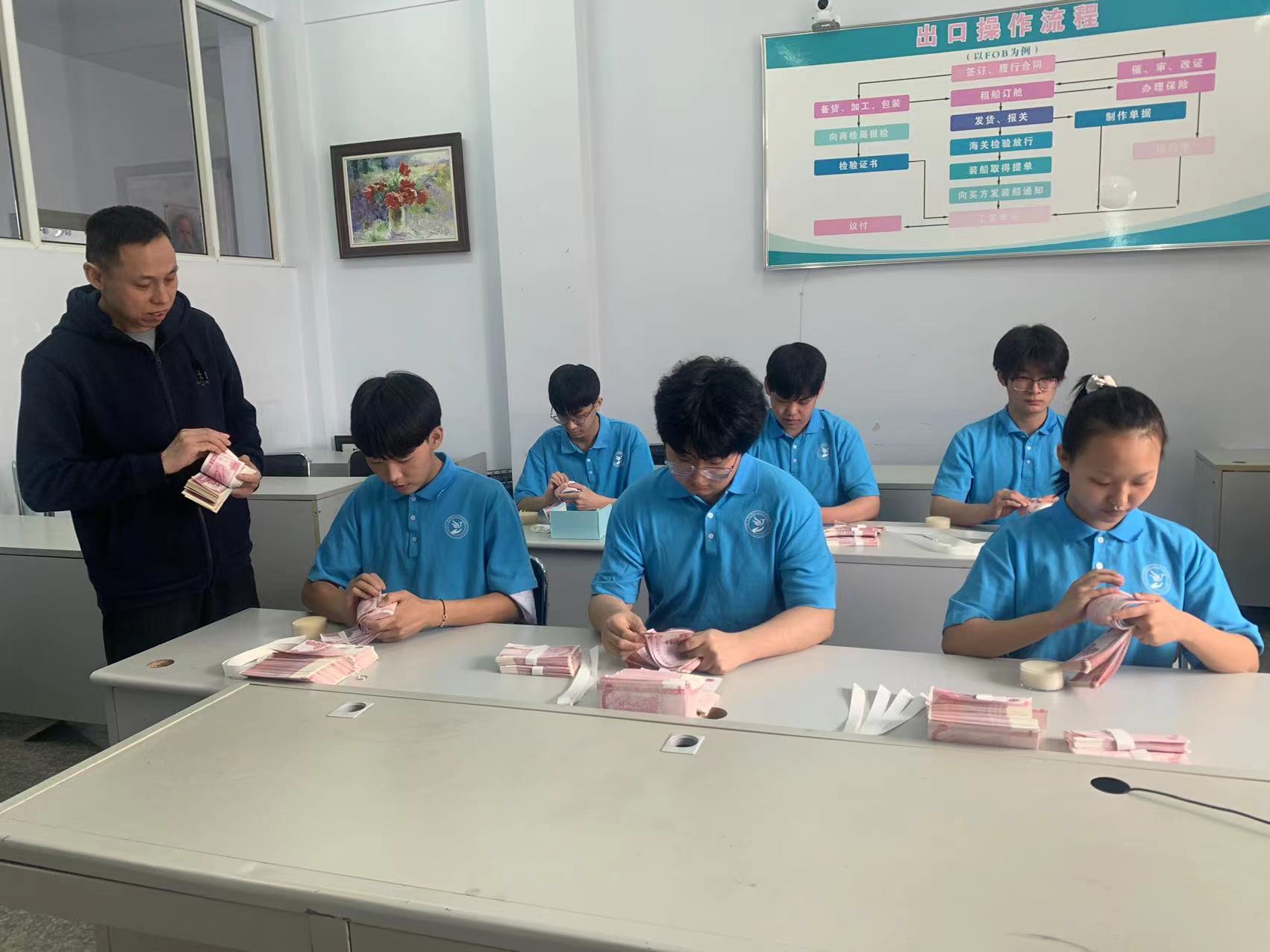 6.侯丙山老师指导学生点钞技能训练.jpg