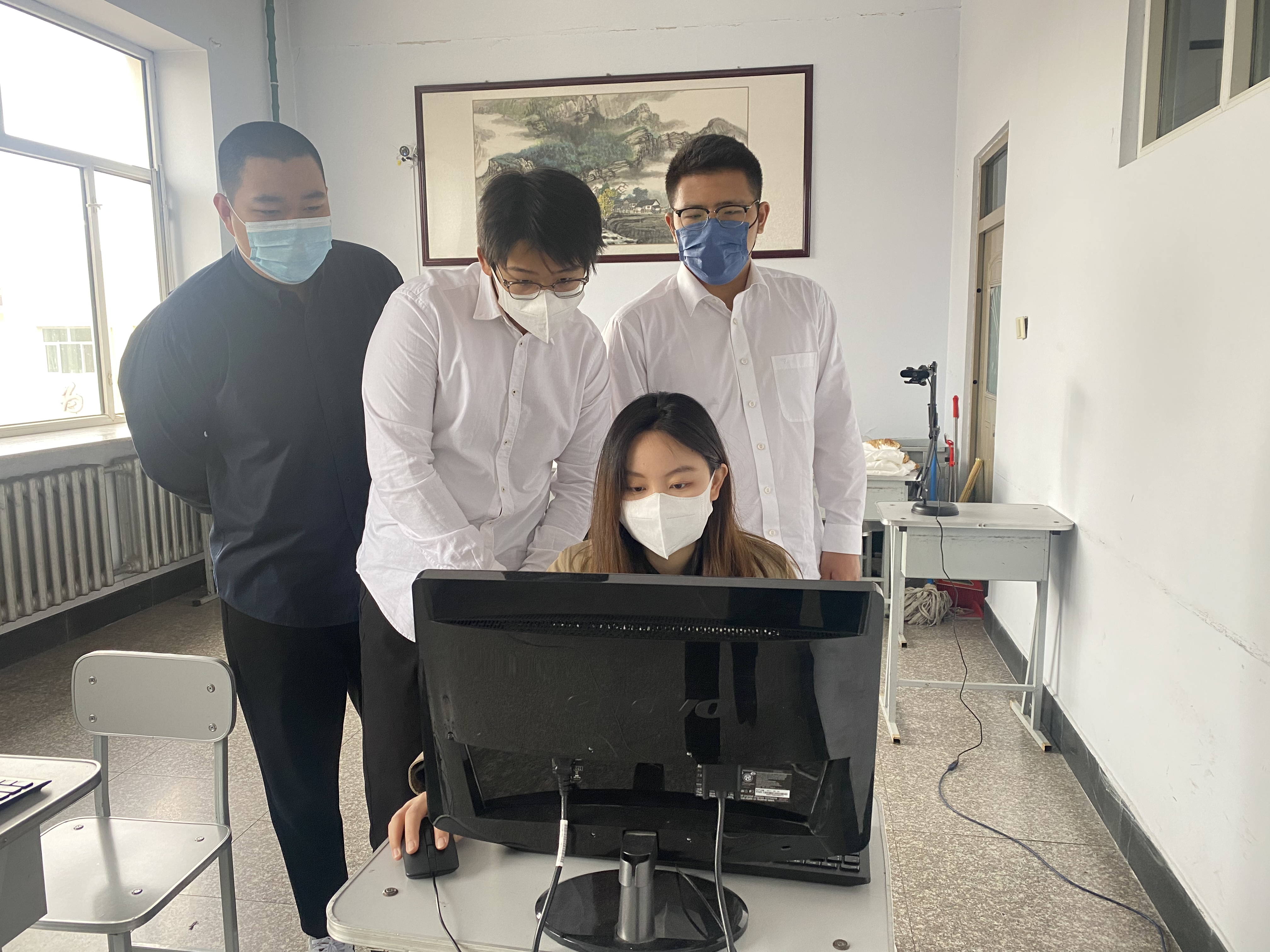 4.张彤老师指导学生技能训练.jpg