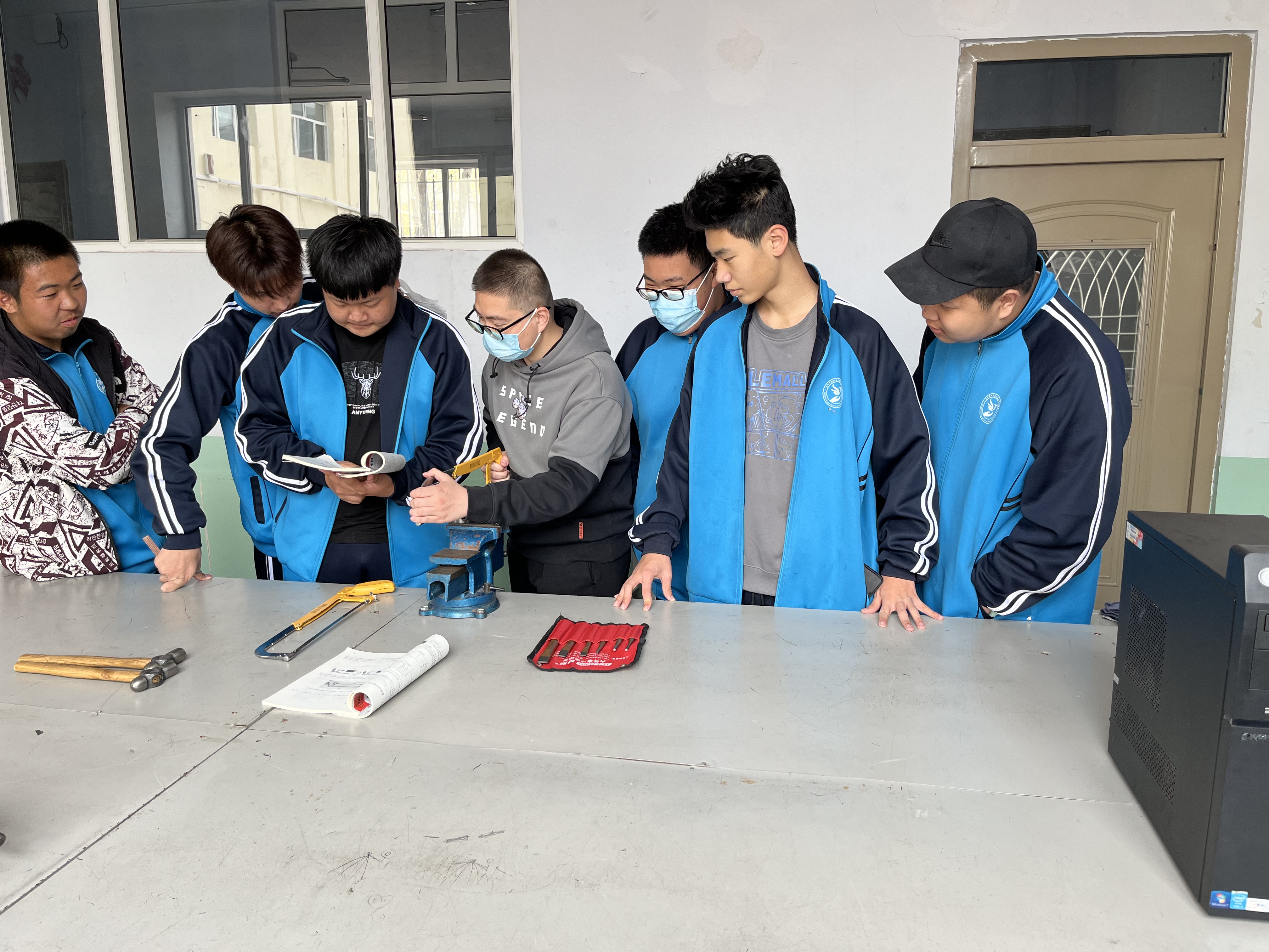 10.谷贺老师指导学生钳工锯削训练.jpg
