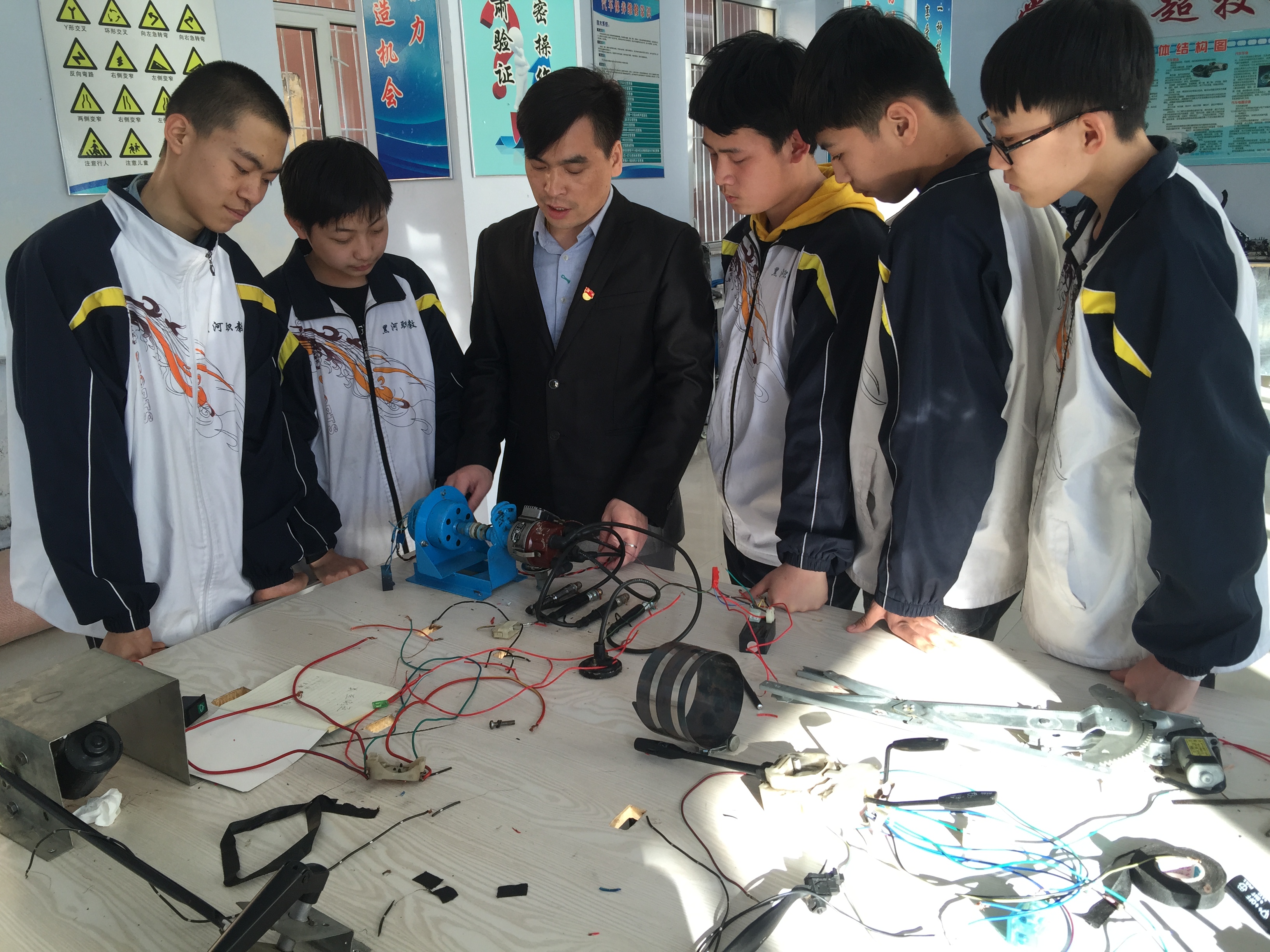 9.邹义龙老师指导学生技能实训.jpg